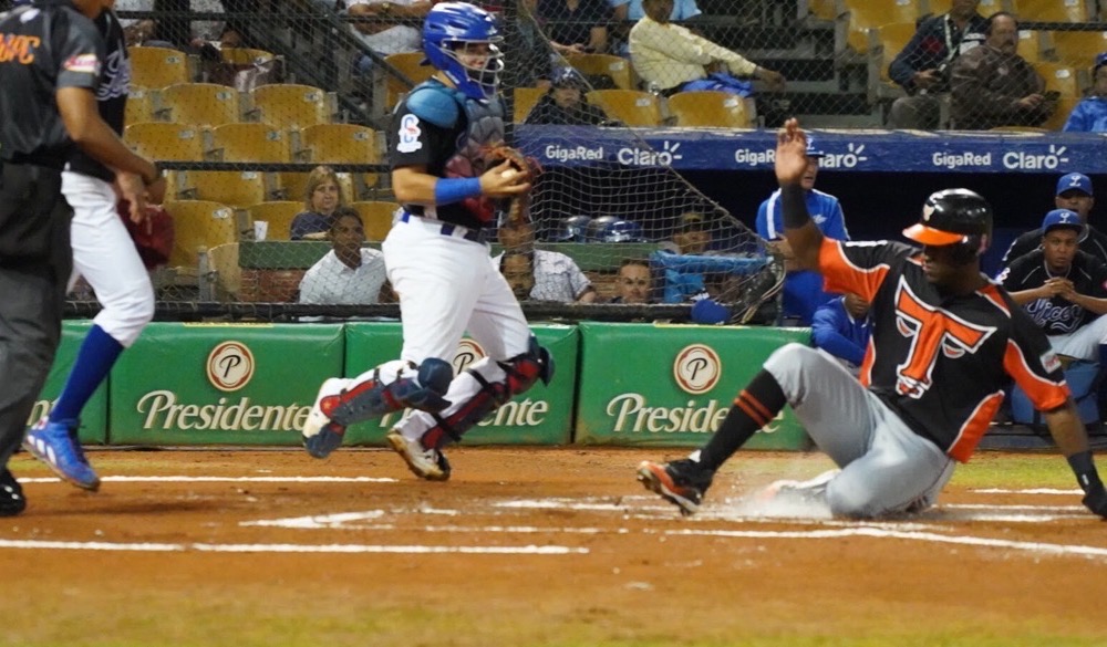 Toros implantan récord tras vencer al Licey; Leones derrotan Aguilas