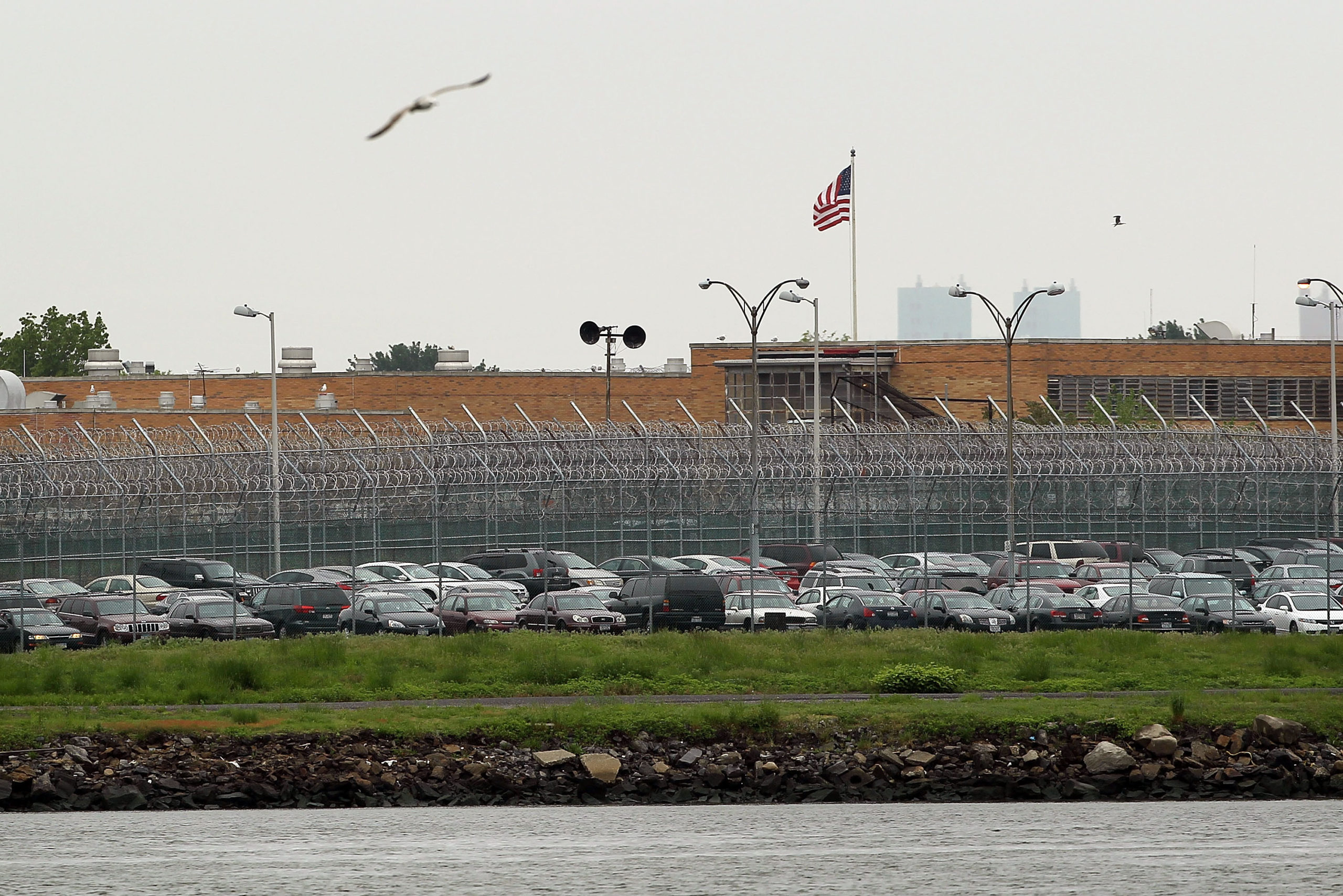 Monitor Federal insiste en preocupación por grave crisis de Rikers Island, pero autoridades defienden avances