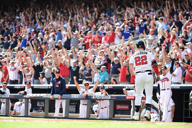 Atlanta toma ventaja en postemporada del béisbol