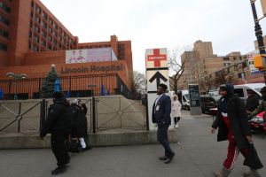 Hombre apuñalado varias veces: pelea afuera de bodega en El Bronx, Nueva York