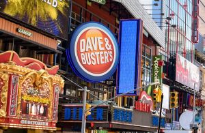 Pleito termina en acuchillamiento en popular Dave & Buster’s en Times Square