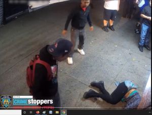 Nueva York salvaje: tres hombres dan brutal paliza a mujer en calle de El Bronx a la vista de otros y nadie intervino; video NYPD