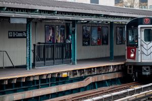 Menor de 15 años en condición crítica tras golpearse la cabeza mientras “surfeaba” sobre vagón de tren 7 en Queens