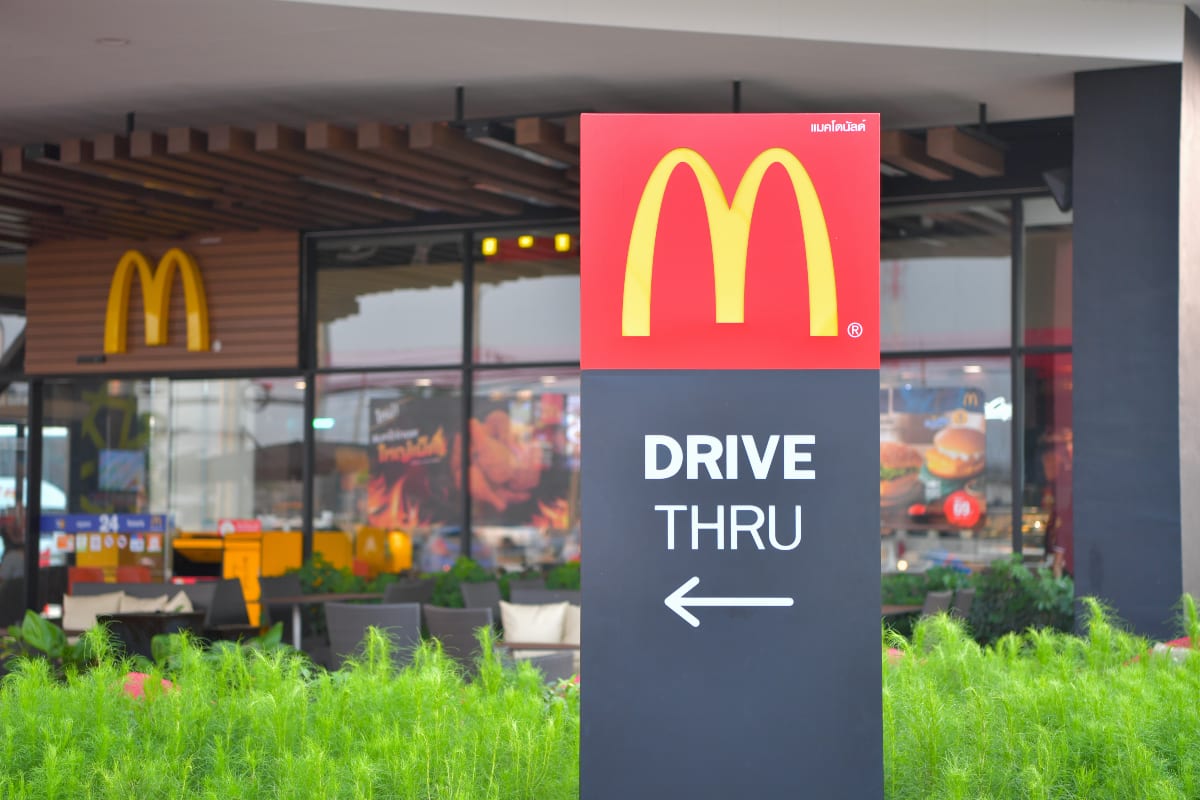 Tiroteo en el drive through de McDonald’s deja dos jóvenes heridos