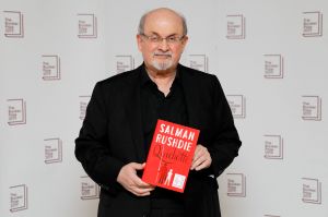 Salman Rushdie se encuentra despierto y “articulado” tras ser apuñalado en una conferencia en Nueva York, según funcionario