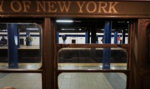 Adolescente de 15 años pierde un brazo al intentar “surfear” un vagón del Subway en Queens