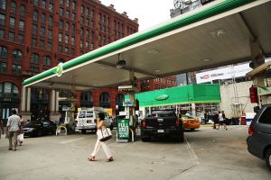 Conductor acuchillado durante pelea por pago de la gasolina a plena luz en El Bronx, Nueva York