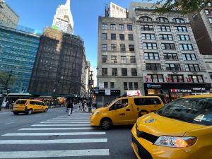 Viene rodando aumento en tarifas de taxis en NYC y pasajeros ponen el grito en el cielo