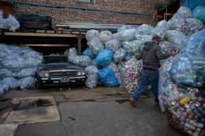 Neoyorquinos se las ingenian para ganar hasta $1,000 dólares diarios reciclando latas en las calles