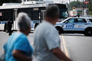 Vehículo de la policía de Nueva York atropella a varios peatones en el Bronx; hay 10 heridos