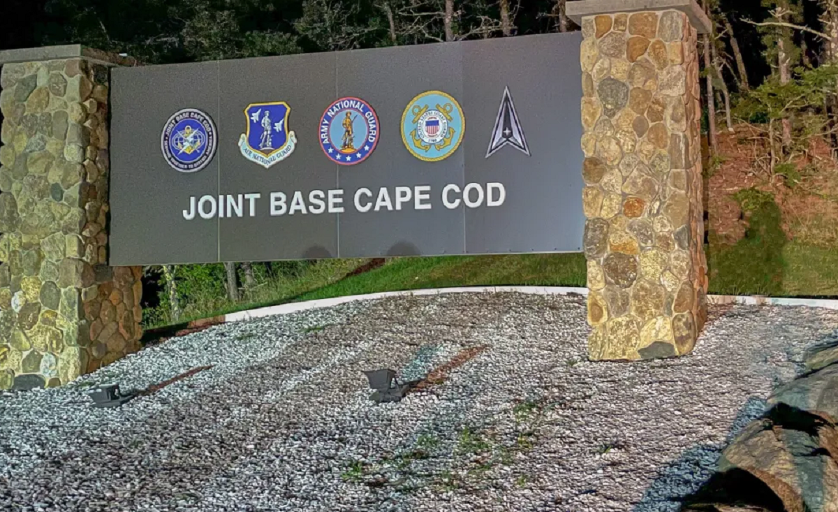 Migrantes venezolanos en la base militar de Cape Cod han sido trasladados