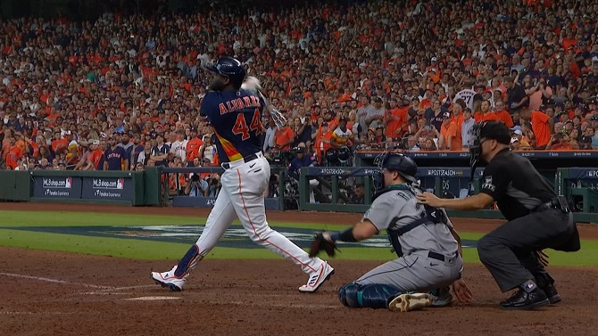 Otro HR clave de Yordan tiene a Houston a un triunfo de la SCLA