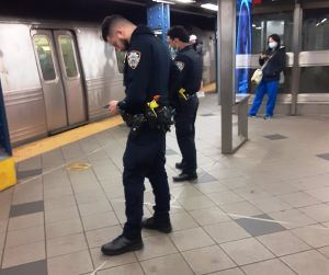 Mexicano murió empujado al Metro de Nueva York por otro hispano al discutir por un celular caído