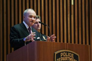 Excomisario de NYPD, Ray Kelly, criticó a Eric Adams por criminalidad en la ciudad