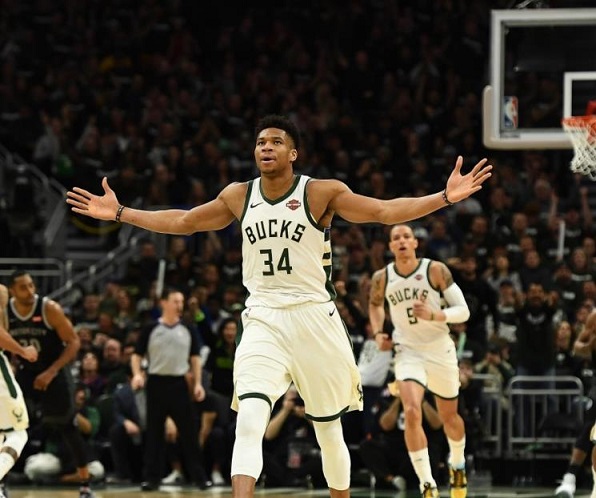 Bucks de Milwaukee exhiben su invicto en baloncesto de EEUU