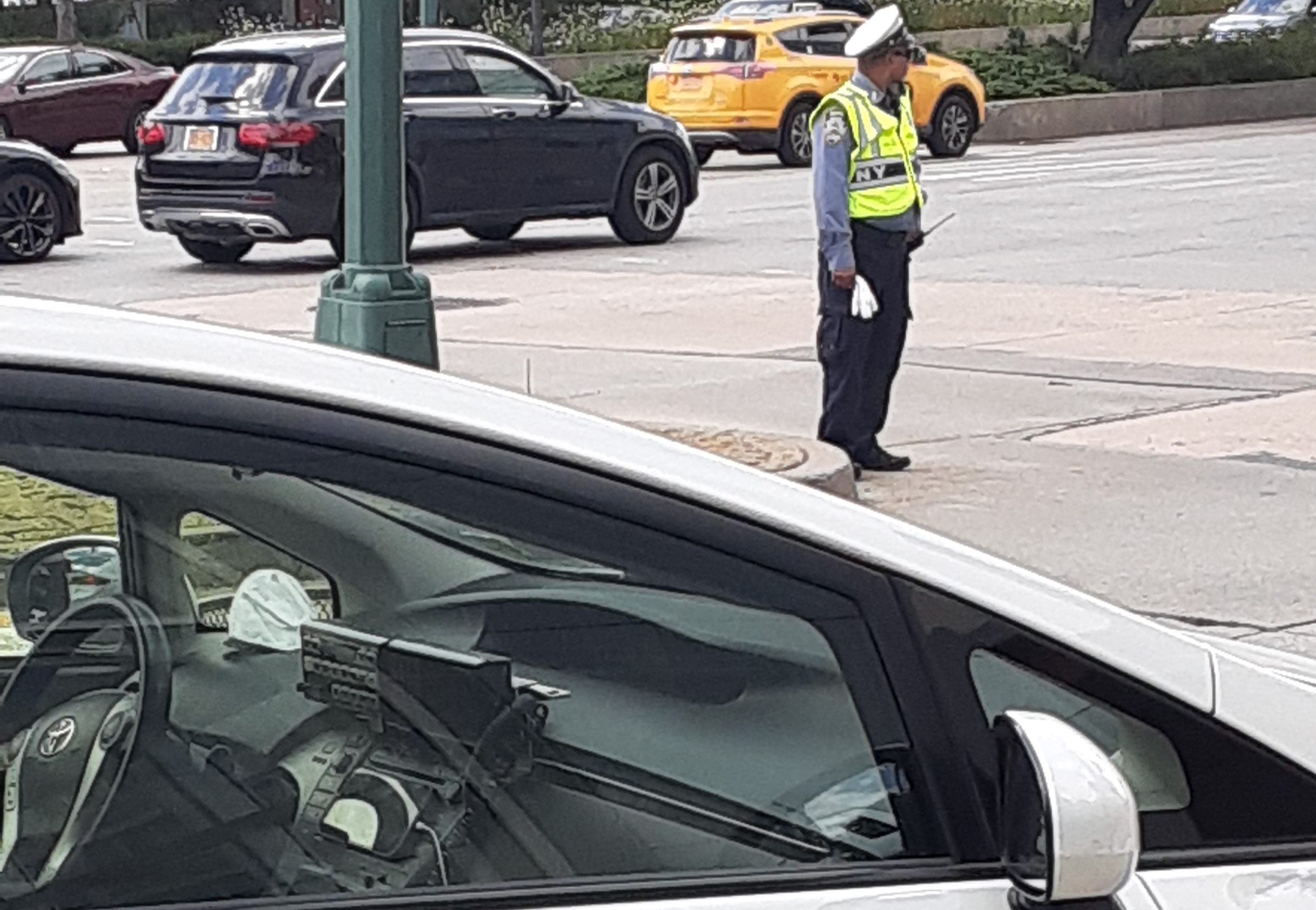 Trabajador muere arrollado dirigiendo el tráfico en Nueva York: accidente vial y laboral