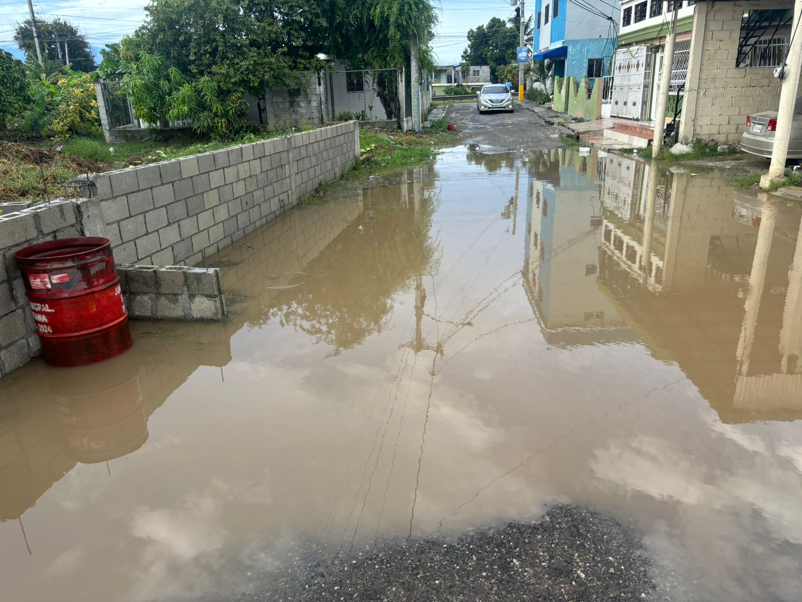 Comunitarios en Santana exigen arreglo en las calles por aguas estancadas