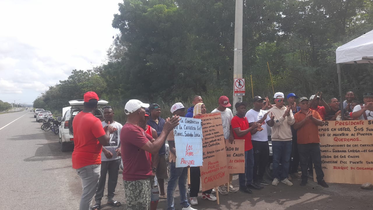 Comunitarios del Distrito Municipal del Carretón protestan por falta de obras por concluir