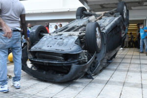 Accidente en Supermercado Nacional deja cuatro heridos tras caída de vehículo desde el segundo piso