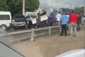 Accidente múltiple en autopista Joaquín Balaguer involucra a más de 20 vehículos y deja varios heridos