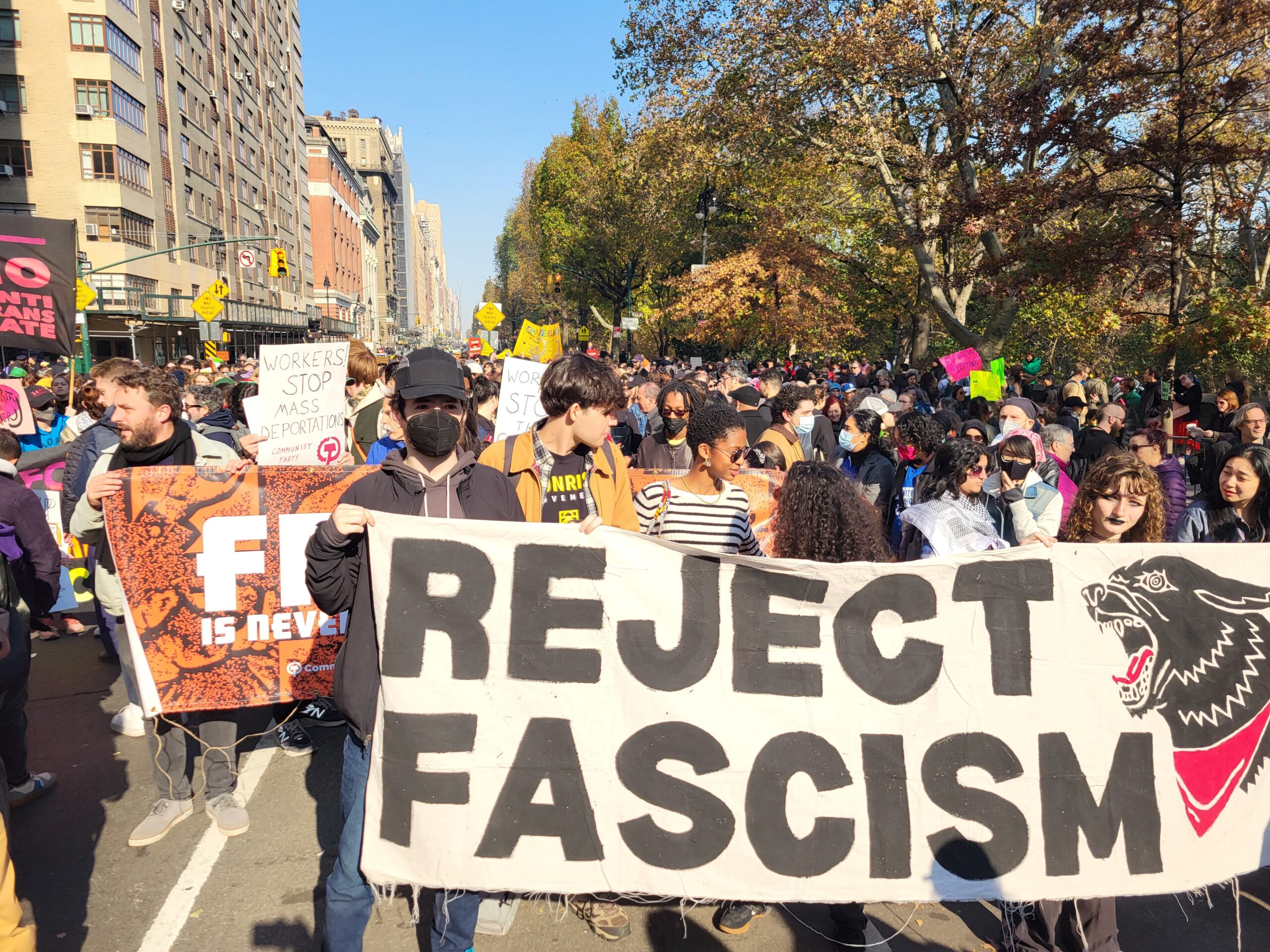 Miles marchan en NY contra la agenda antiinmigrante de Trump