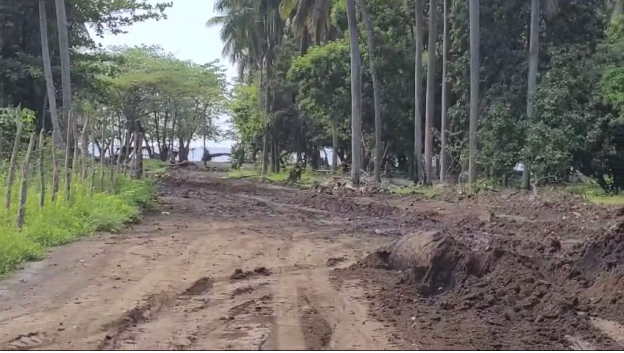 El Ayuntamiento de Nizao acondiciona la carretera que comunica a Don Gregorio con playa Linda