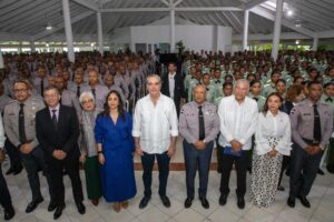 Luis Abinader preside la graduación de 1,016 nuevos policías en medio de la reforma policial