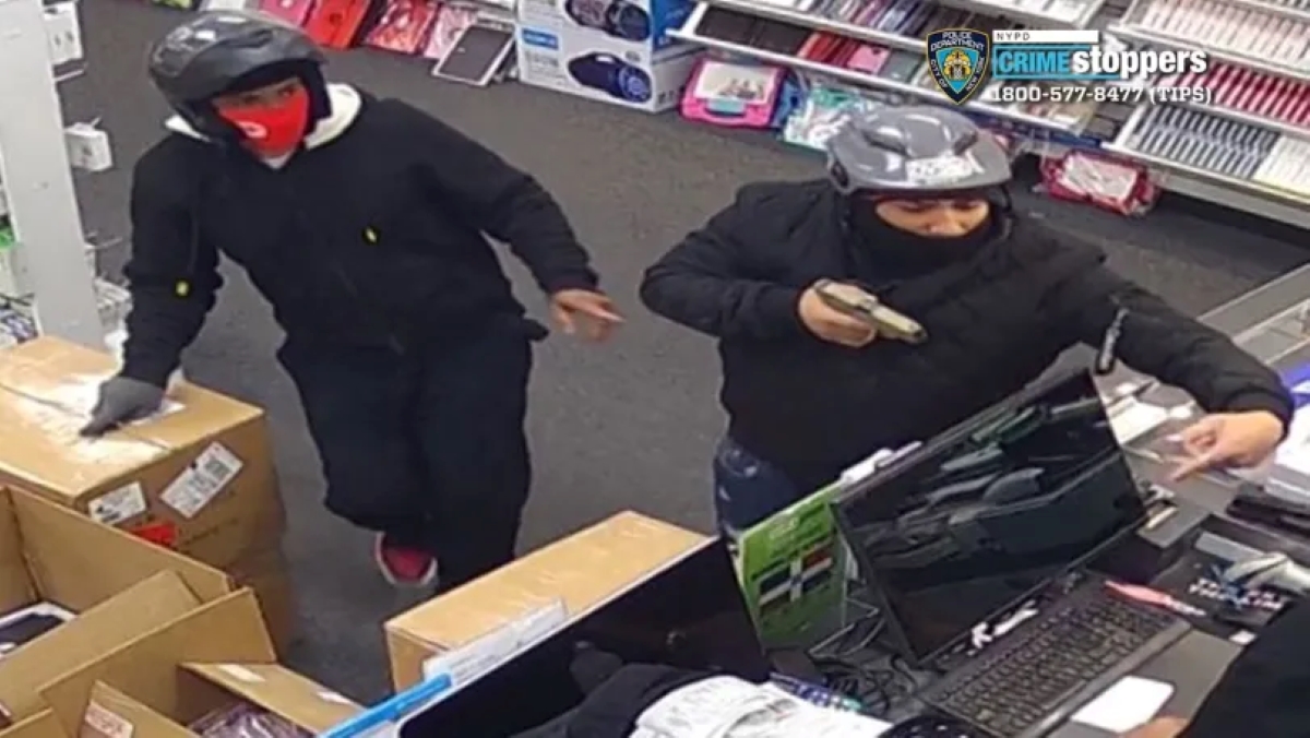 NYPD publica fotos de dúo que robó y disparó a comerciante de Queens