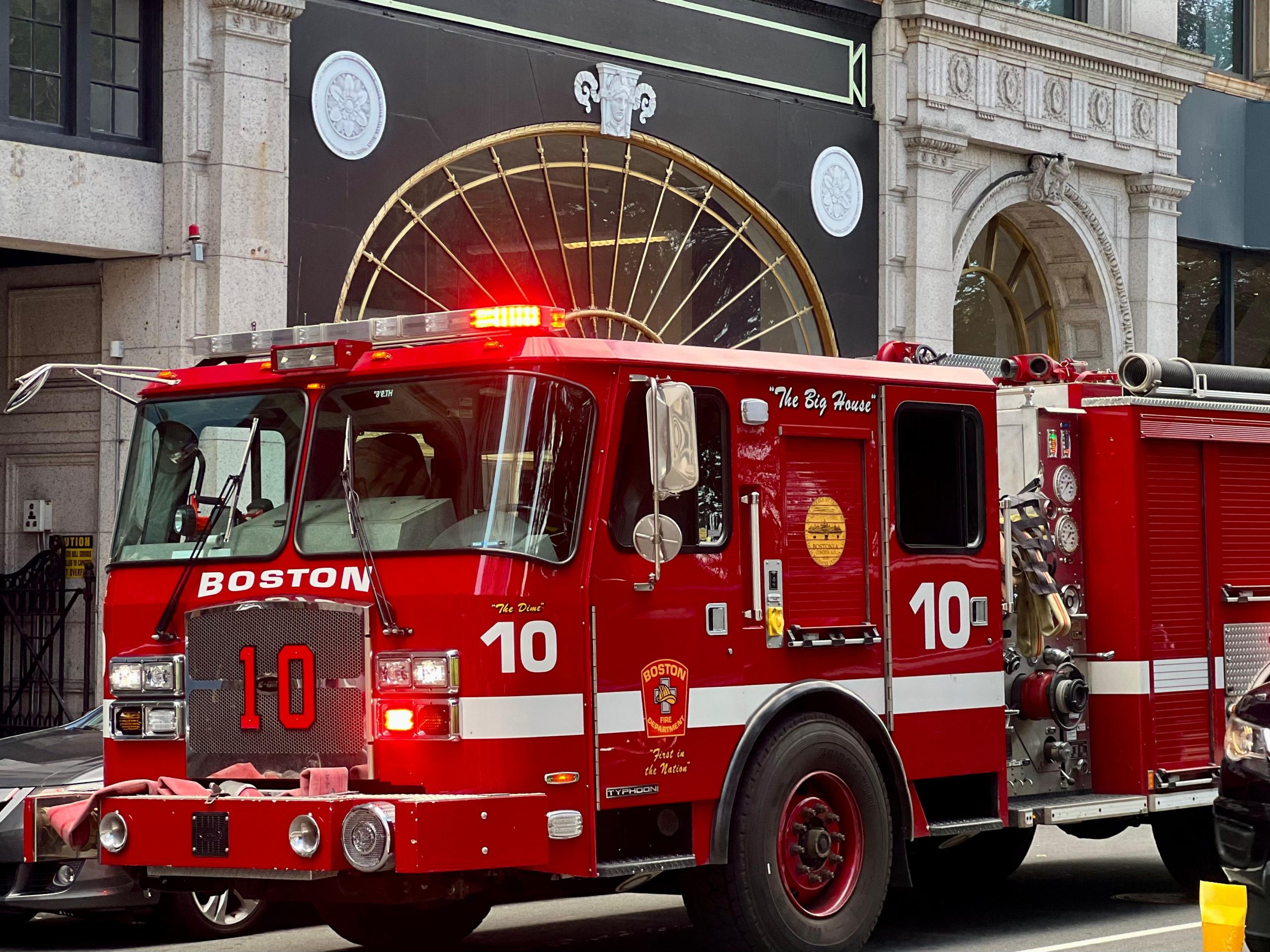 Bomberos luchan para controlar incendio en Dorchester