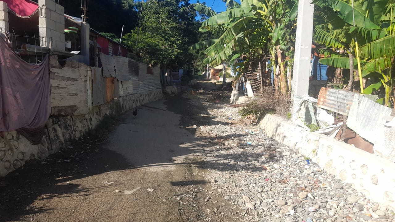 Comunitario de Los Roche exigen arreglo de sus calle y cañada