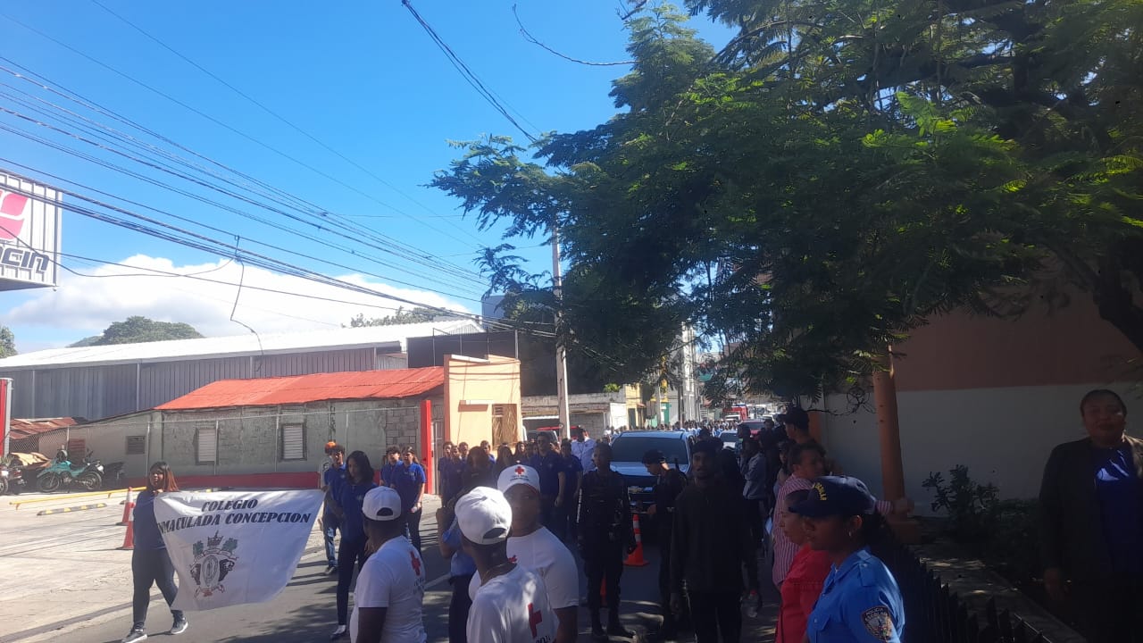 Estudiantes marchan con motivo al natalicio de Maximo Gómez