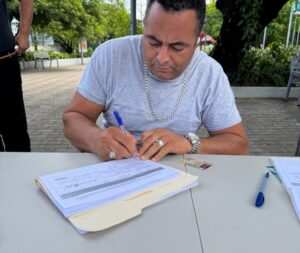 Puerto Plata firmando para eliminar financiamiento público a partidos políticos