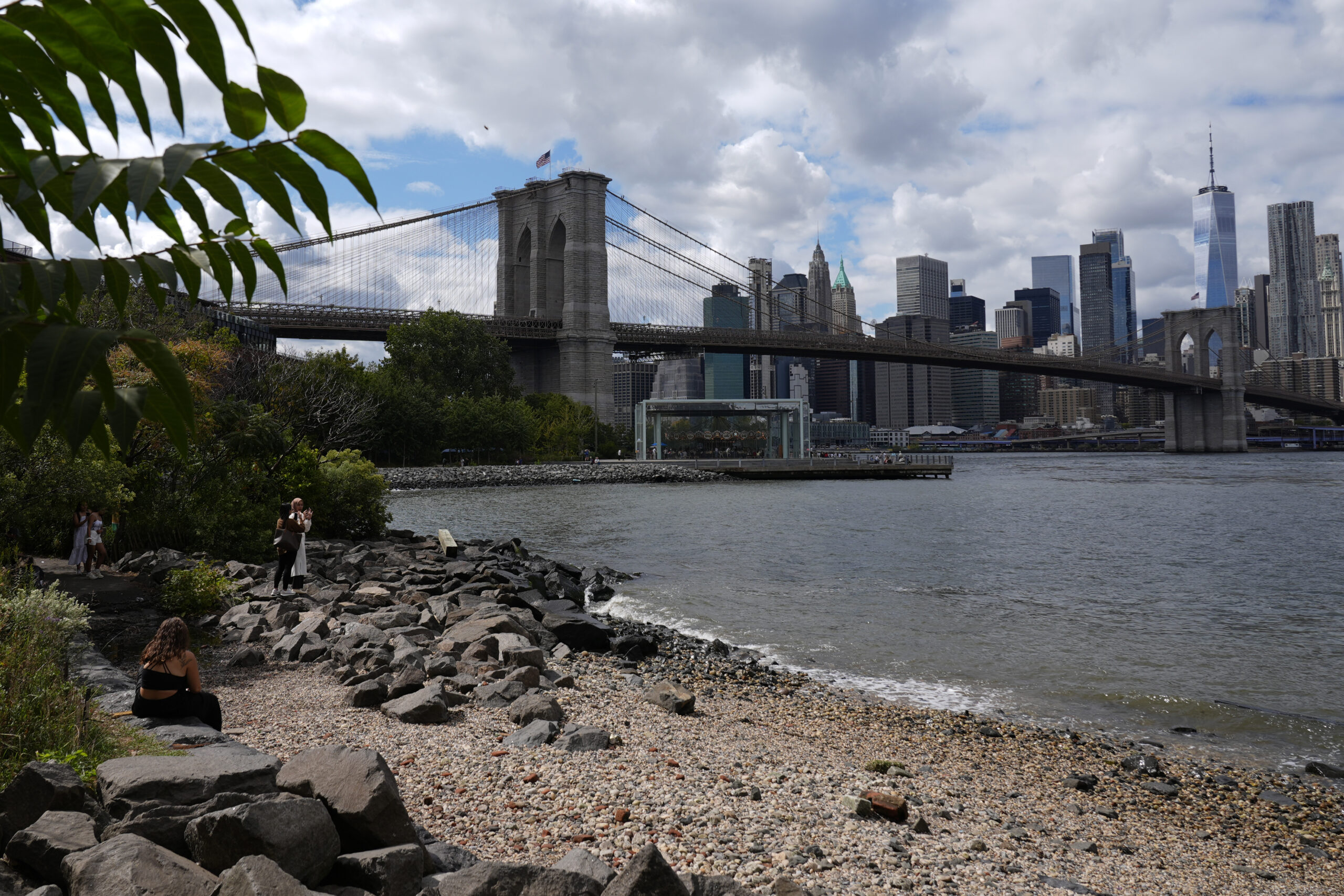 Policía salva a hombre que quería saltar del puente de Brooklyn y quitarse la vida